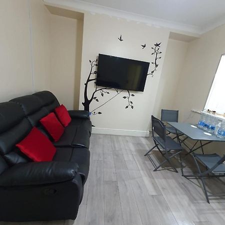 House In The Heart Of Valleys Appartement Ebbw Vale Buitenkant foto