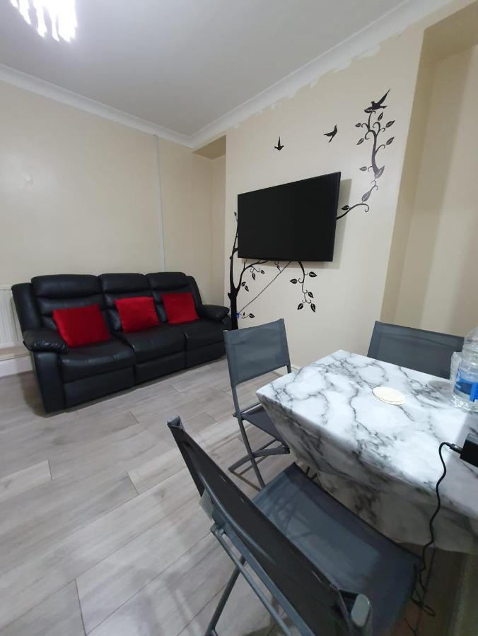 House In The Heart Of Valleys Appartement Ebbw Vale Buitenkant foto