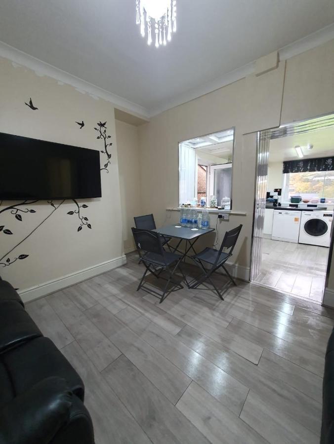 House In The Heart Of Valleys Appartement Ebbw Vale Buitenkant foto