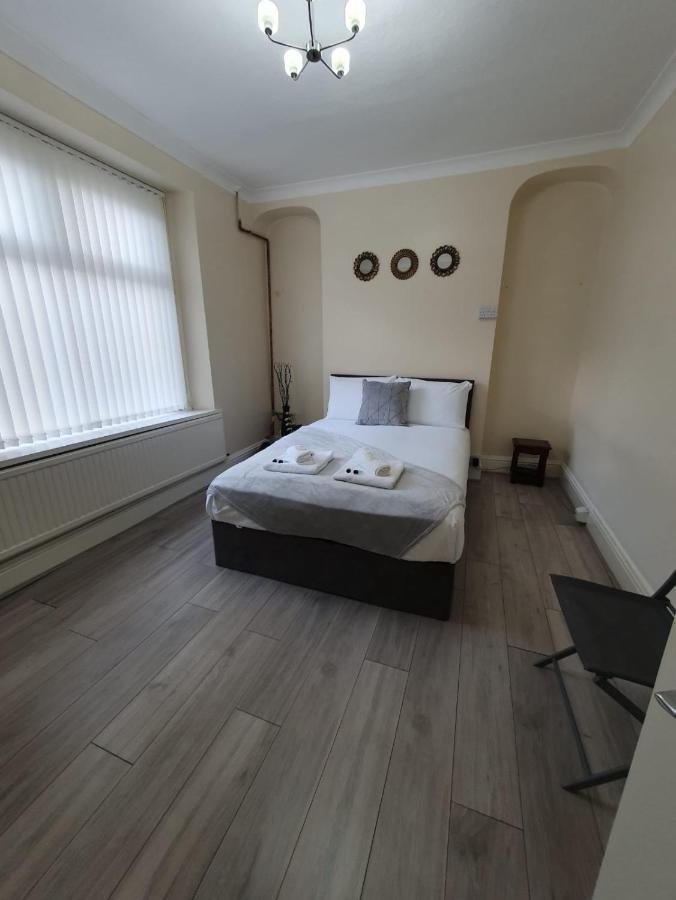 House In The Heart Of Valleys Appartement Ebbw Vale Buitenkant foto