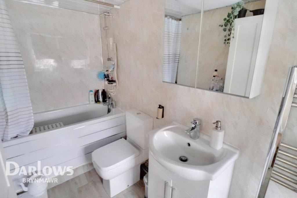 House In The Heart Of Valleys Appartement Ebbw Vale Buitenkant foto